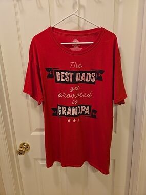 NWT Red Graphic T-Shirt "Best Dads Get Promoted to Grandpa"
